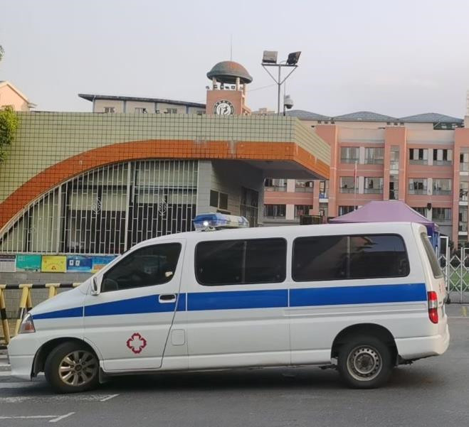 江干救护车出租护送骨折病人一公里多少钱